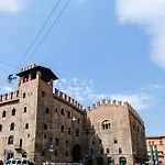 Ur-nest Piazza Maggiore *