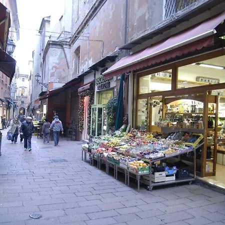 Ur-nest Piazza Maggiore Boloňa