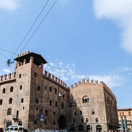 Ur-nest Piazza Maggiore *